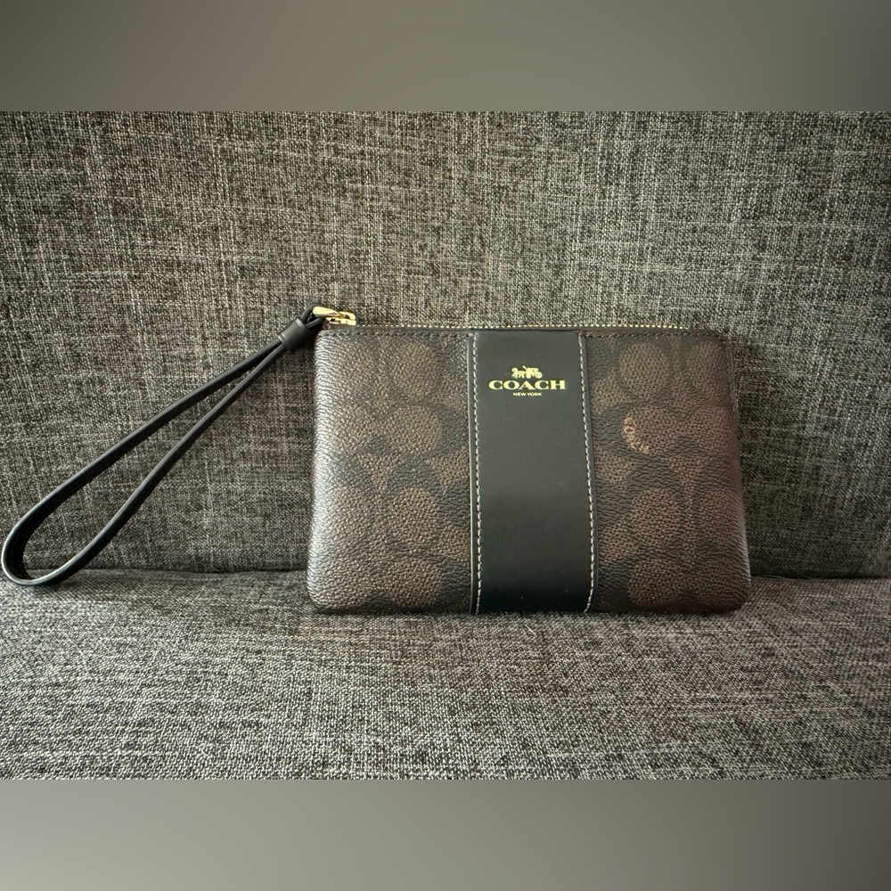 💝💝NWT - Brand New Coach Dark Brown and Black Wristlet💝💝